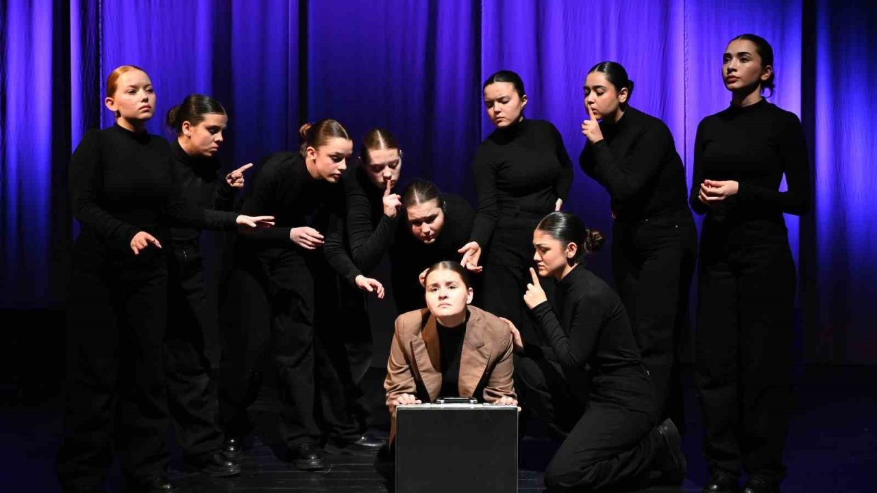 Bozüyük’te ’Zamazingo’ adlı tiyatro oyunu büyük beğeni topladı