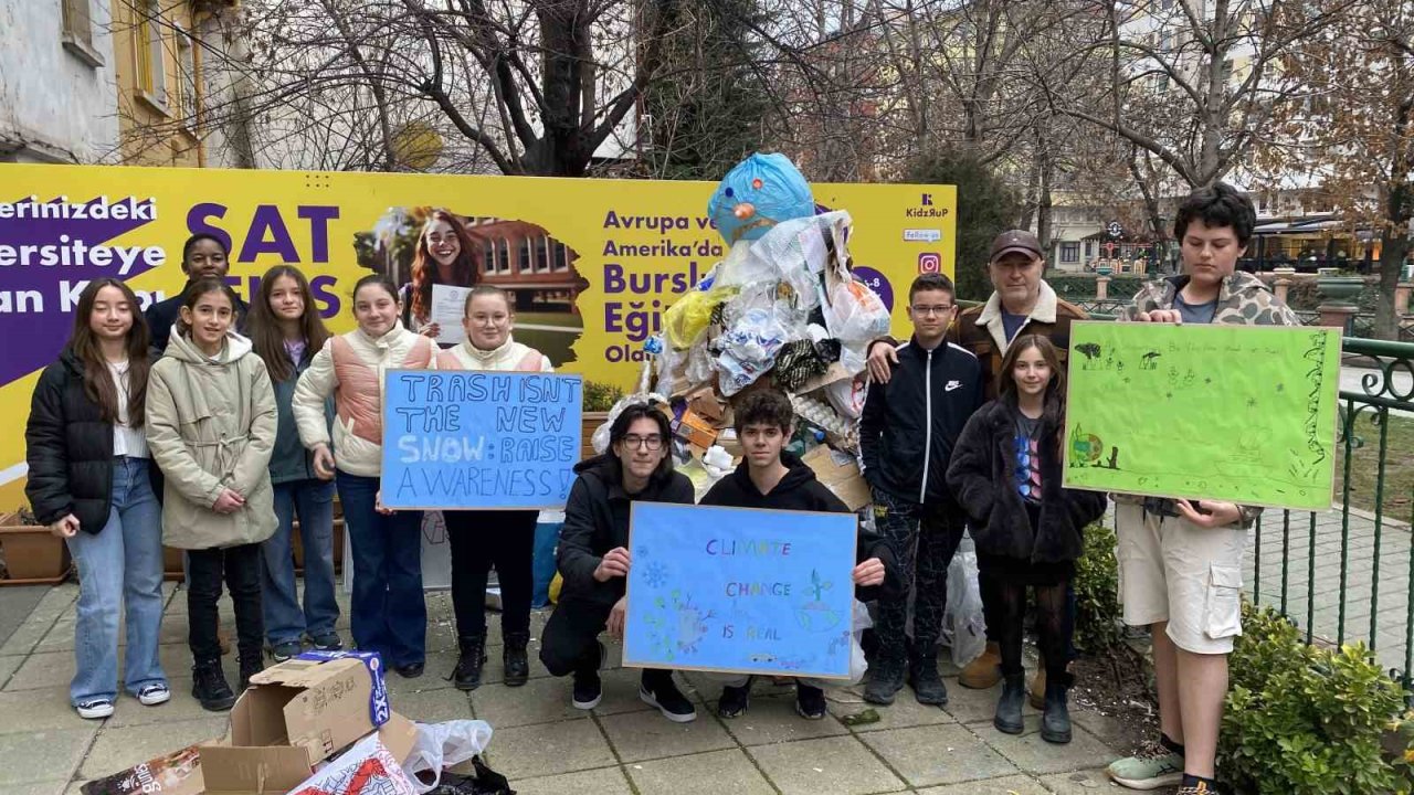 Kar yağmayınca atıklardan ‘Çöp Adam’ yaptılar