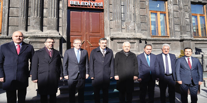 Cumhurbaşkanı yardımcısı Yılmaz, Kars Belediyesini ziyaret etti