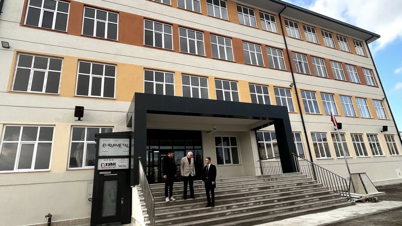 Kulu’da binasını yeniden yapılan okulda ders zamanı