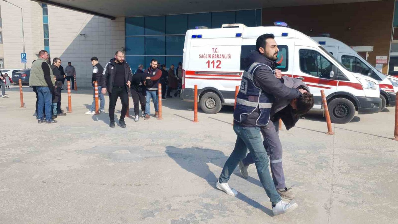 ‘Dur’ ihtarına uymayıp polise çarptı.. Polisin yaralandığı anlar kamerada