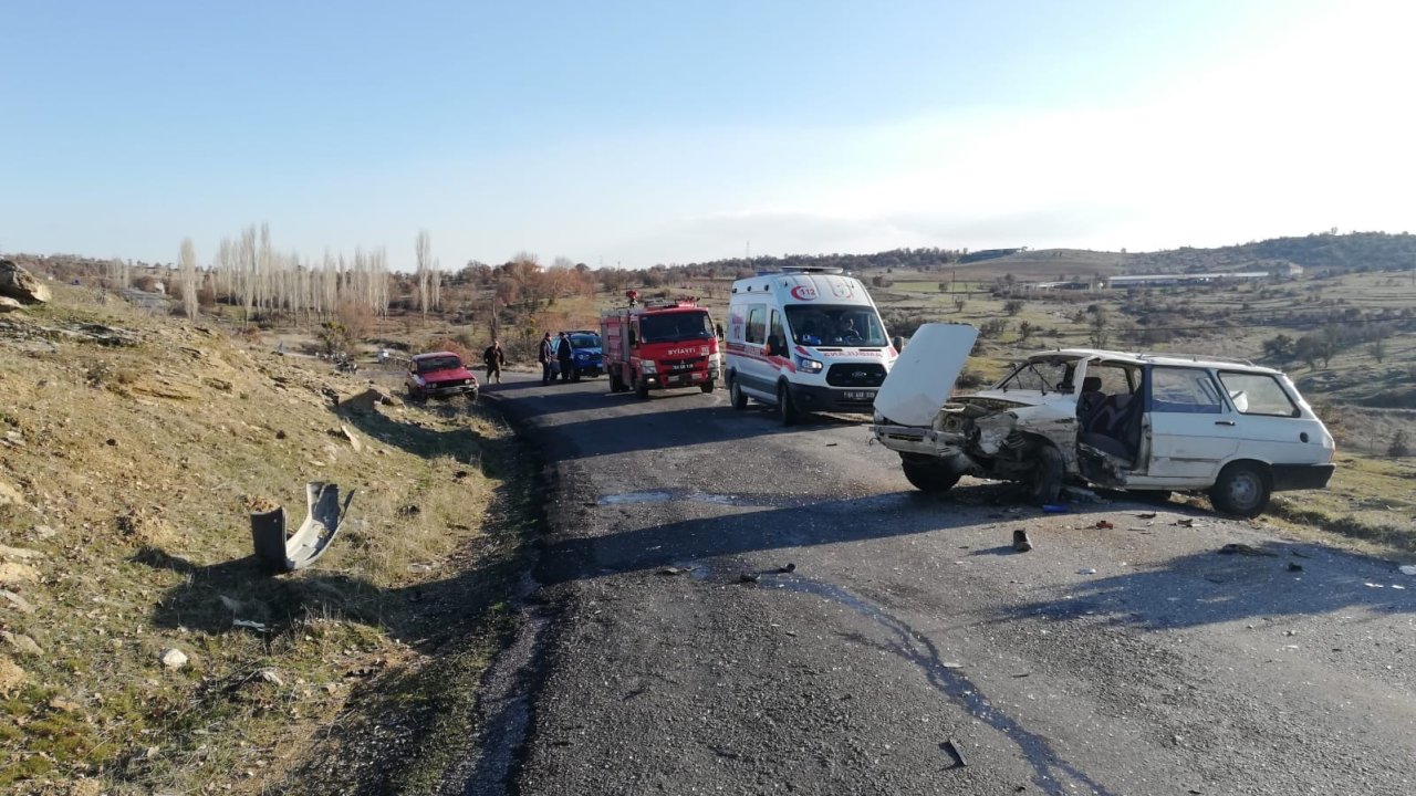 Uşak’ta iki otomobil çarpıştı: 1’i ağır 5 yaralı