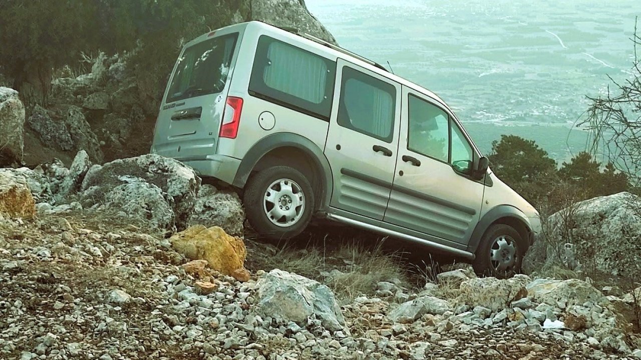 Freni boşalan araç kayalıklarda asılı kaldı