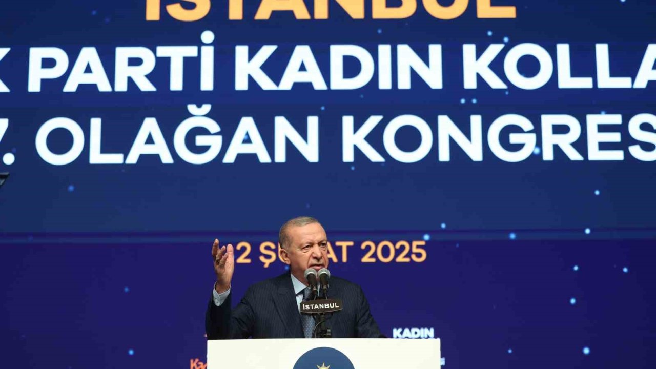 Cumhurbaşkanı Erdoğan’dan CHP’ye eleştiri: "Genel başkanı elinde kırmızı kartla ortada dolanıyor. Eski genel başkan ona sarı kart göstererek oyuna girmeye çalışıyor"