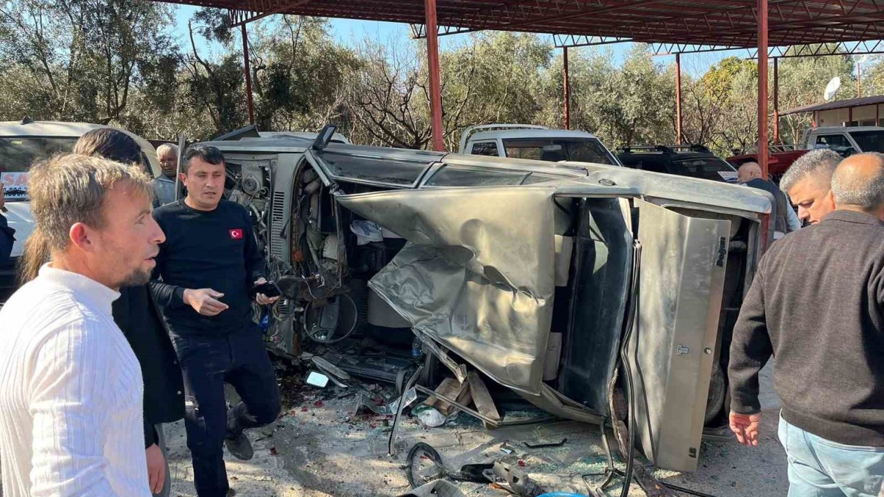 Mersin’de takla atan otomobil yol kenarındaki araçlara çarptı: 2 yaralı