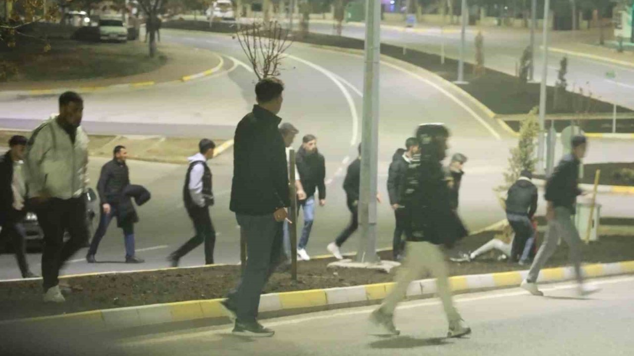 Asker eğlencesinde sopalı kavga