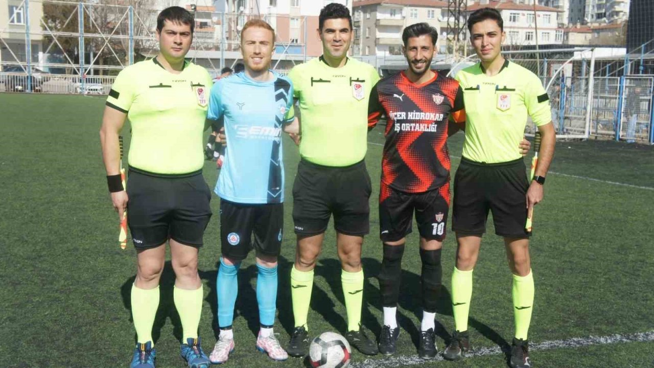 Şampiyon Döğergücü FK farklı kazandı