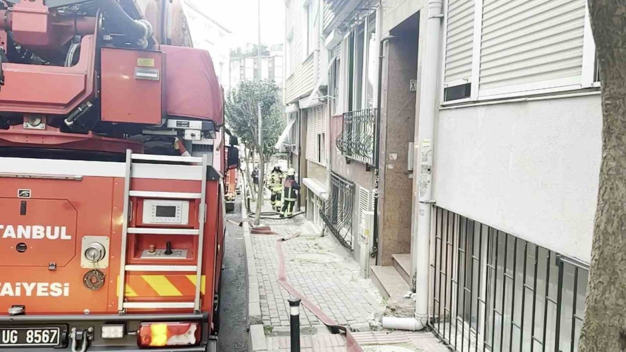 Şişli’de 4 katlı bir binada yangın paniği: Yaşlı kadın dumandan etkilendi
