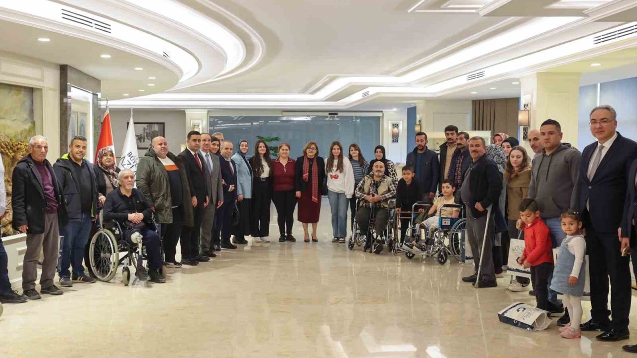 Farklı illerden gelen depremzedelerden Başkan Şahin’e vefa ve teşekkür ziyareti