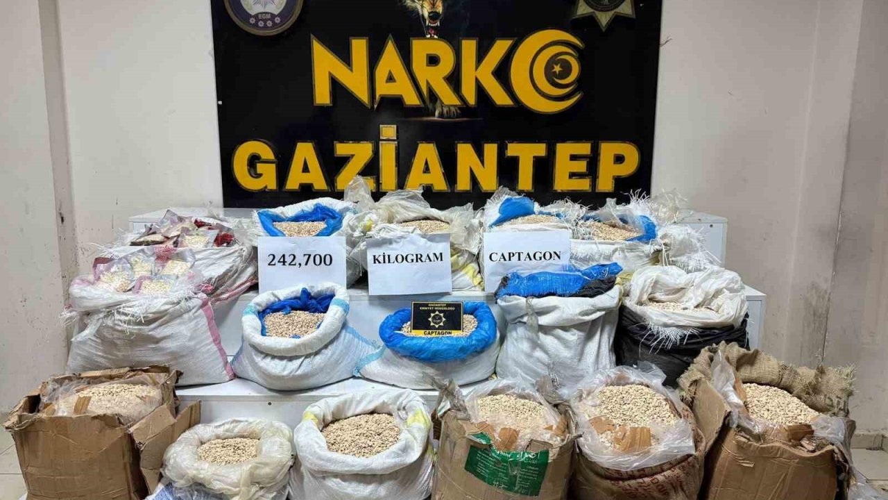 Gaziantep’te operasyon yapılan araçtan çuvallar dolusu uyuşturucu çıktı