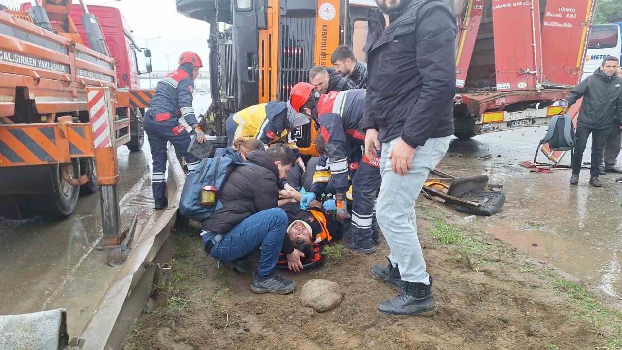 Karayolları yol süpürme kamyonu yola devrildi: 1 yaralı