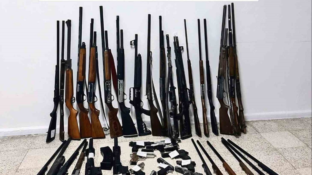 Milas’ta çok sayıda tüfek ve kurusıkı tabanca ele geçirildi