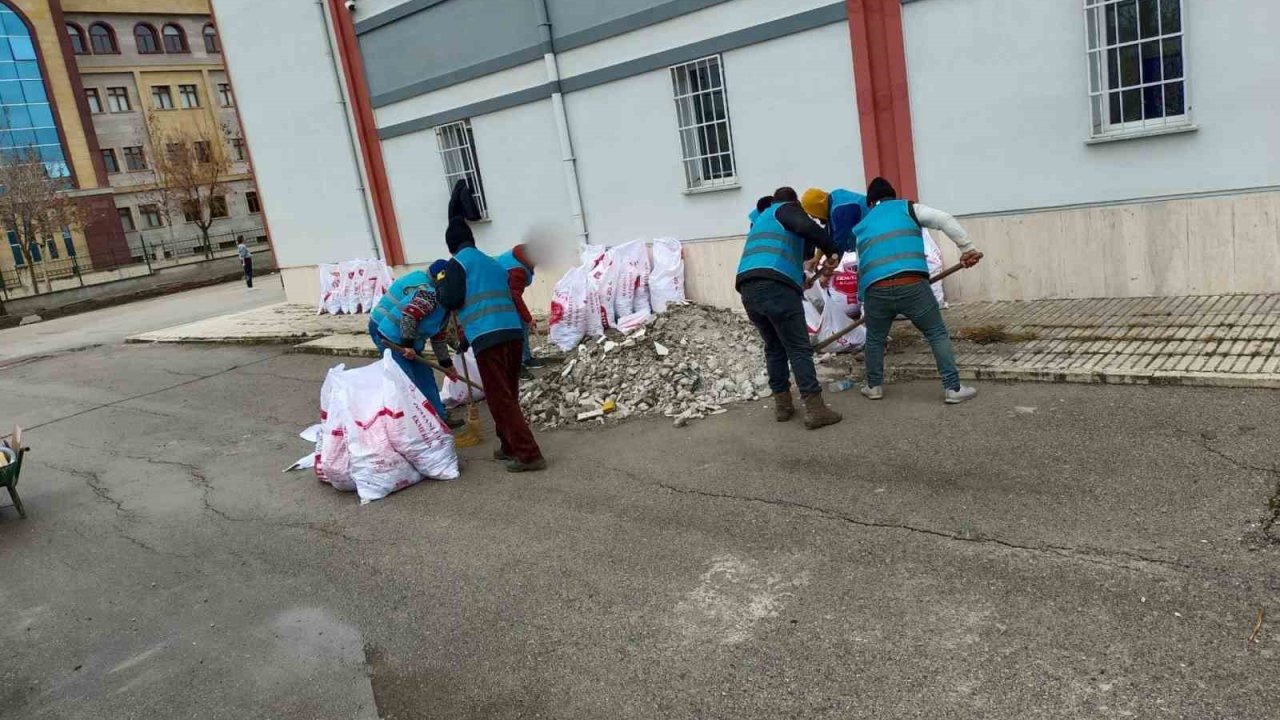 Okulların bakımını yükümlüler yaptı