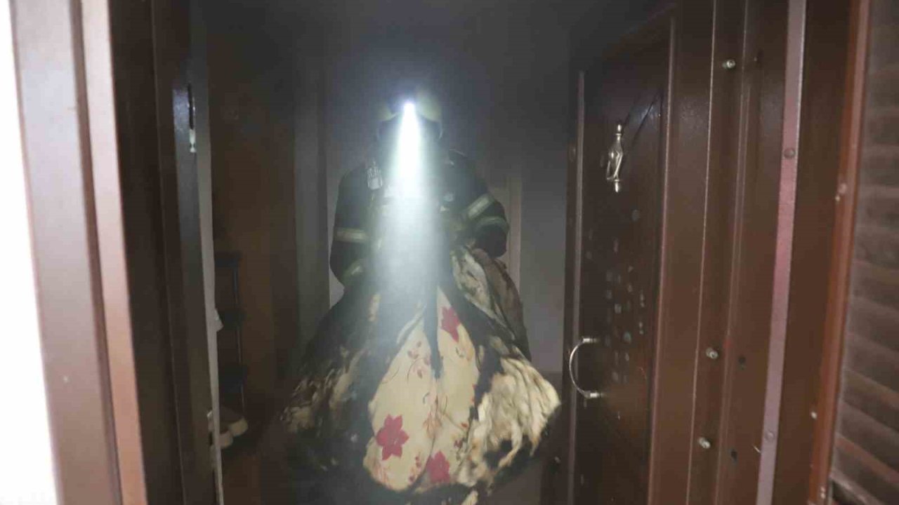 Mersin’deki ev yangını itfaiye ekiplerince söndürüldü