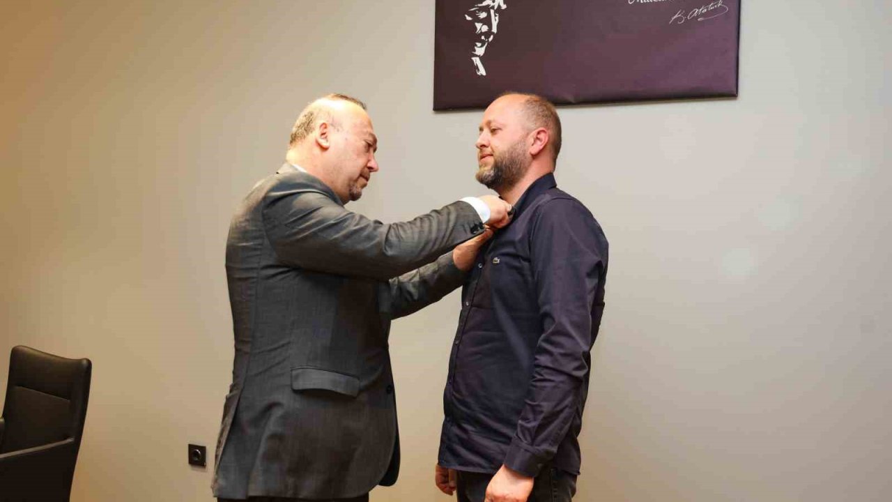 Başkan Yalım seçimde rakibi olan başkan adayına CHP rozetini bizzat kendisi taktı