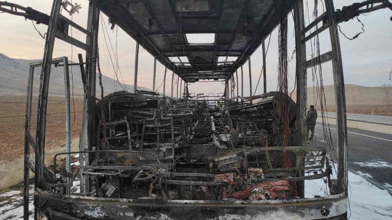 Batman’da seyir halindeki otobüs alev alev yandı