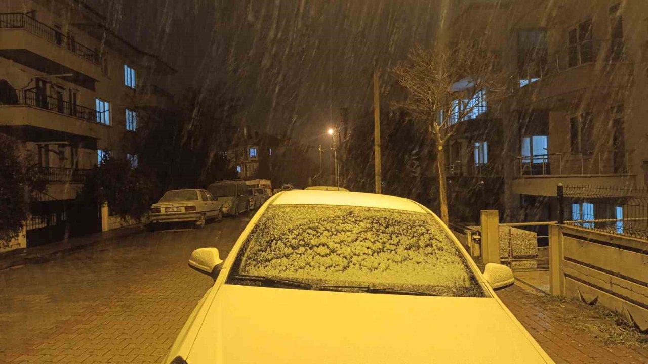 Afyonkarahisar’da beklenen kar yağışı başladı