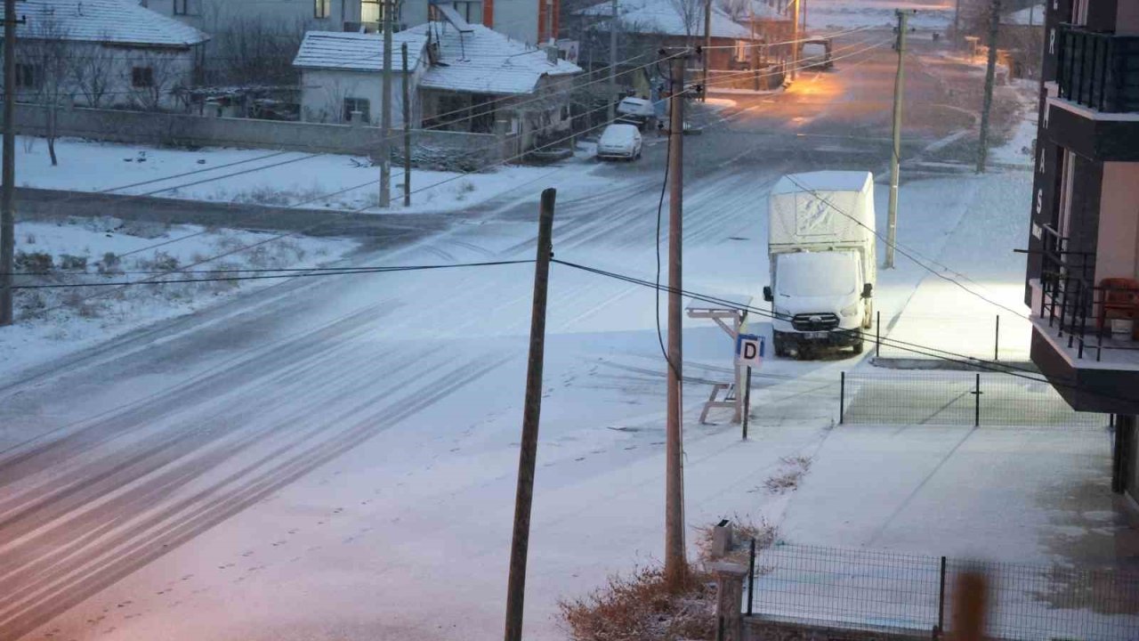 Aksaray’da kar yağışı etkili oluyor