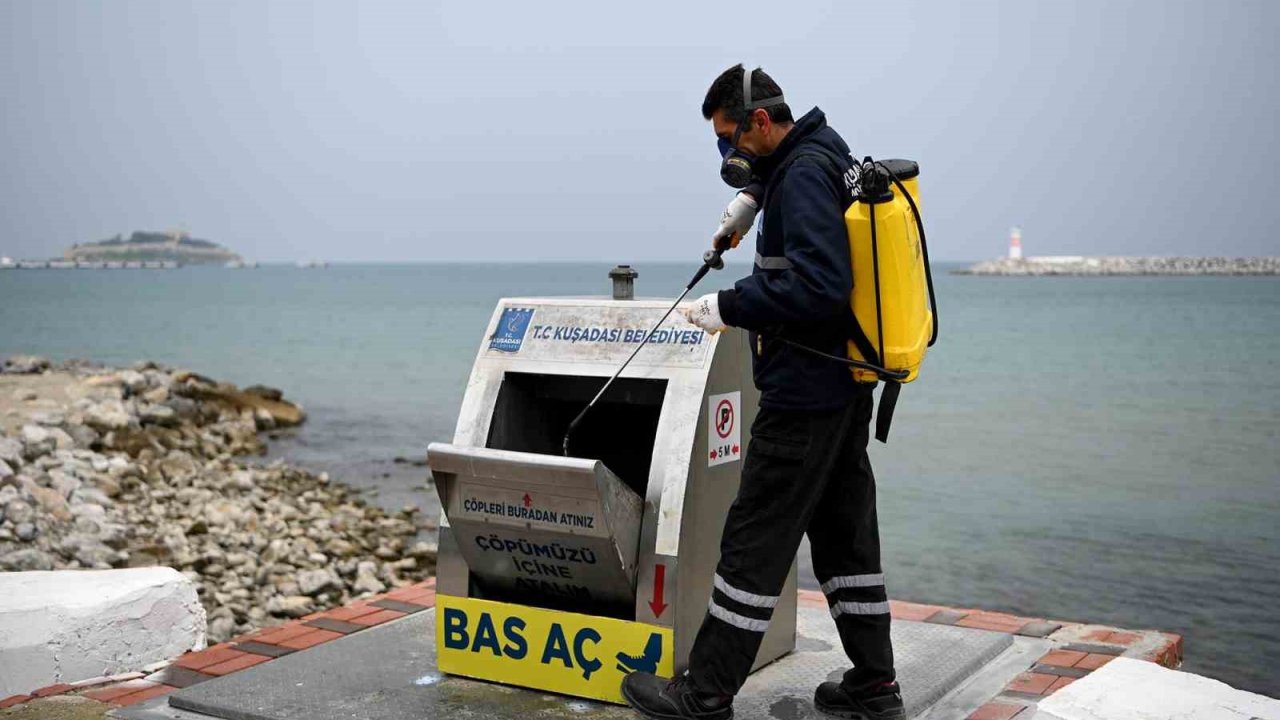 Kuşadası Belediyesi ilçe genelinde temizlik çalışmalarına devam ediyor