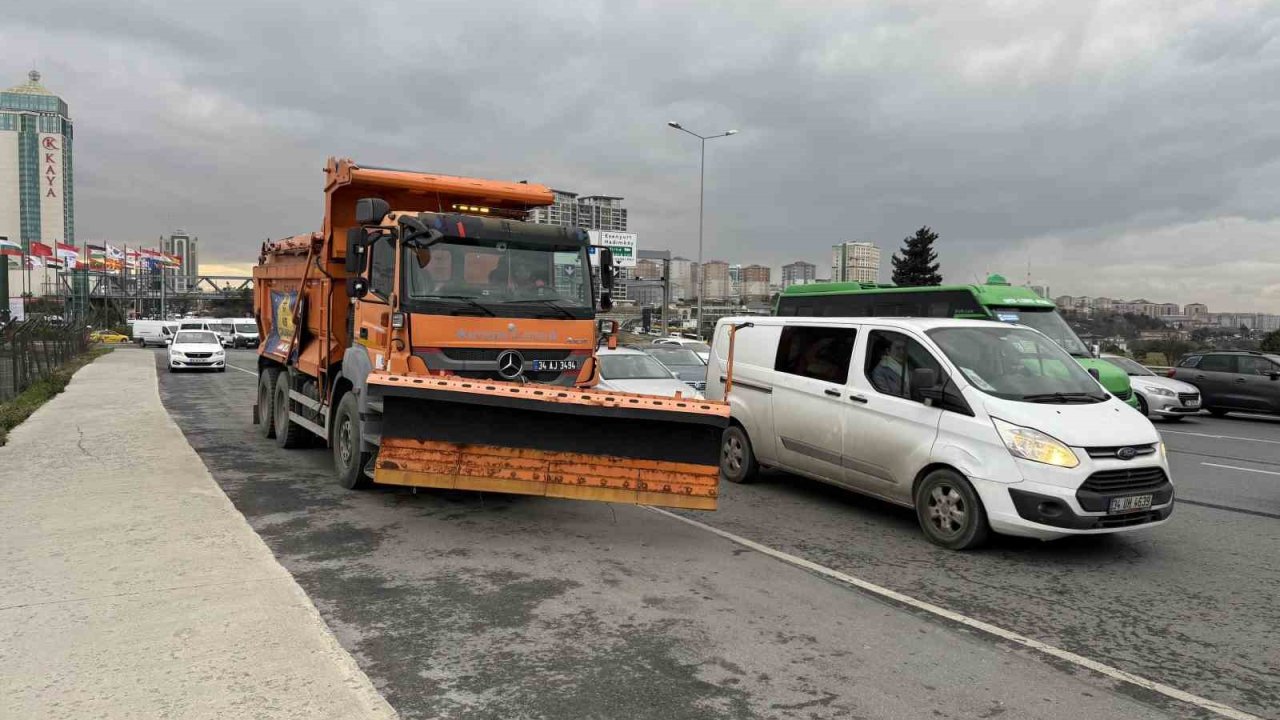 İstanbul’da uyarıların ardından kar küreme araçları yollara indi