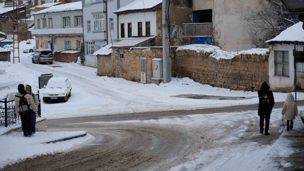 Bayburt’ta etkili olan kar yağışı sonrası kent beyaz örtüyle kaplandı