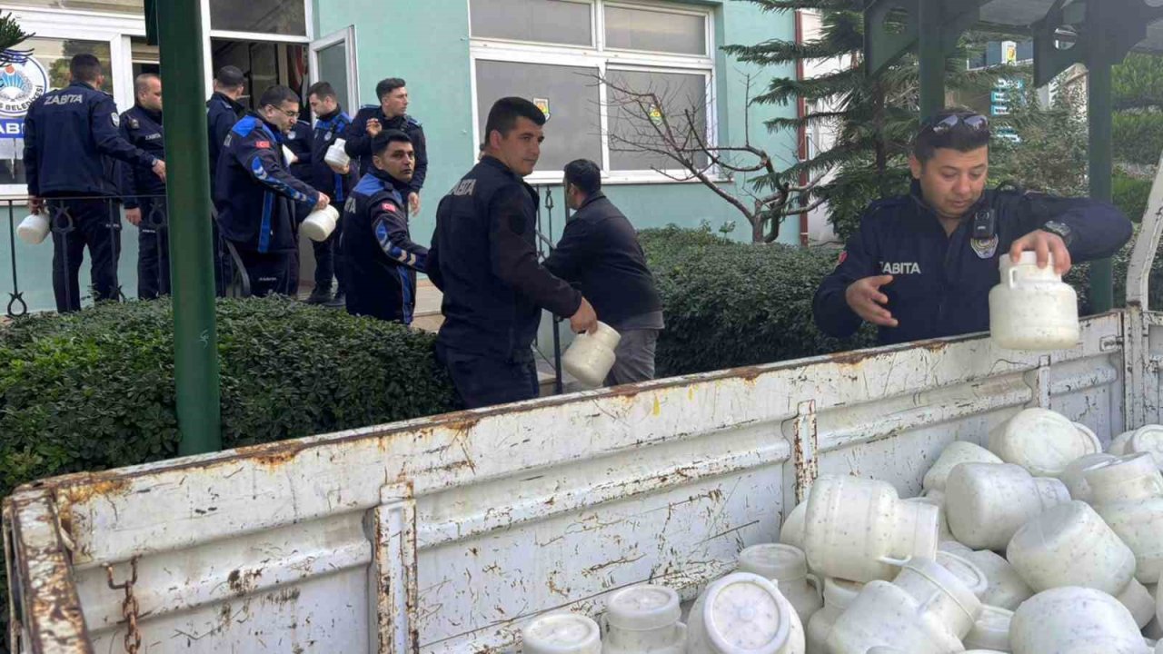 Tarsus’ta halk sağlığını tehdit eden 1.5 ton peynir ele geçirildi