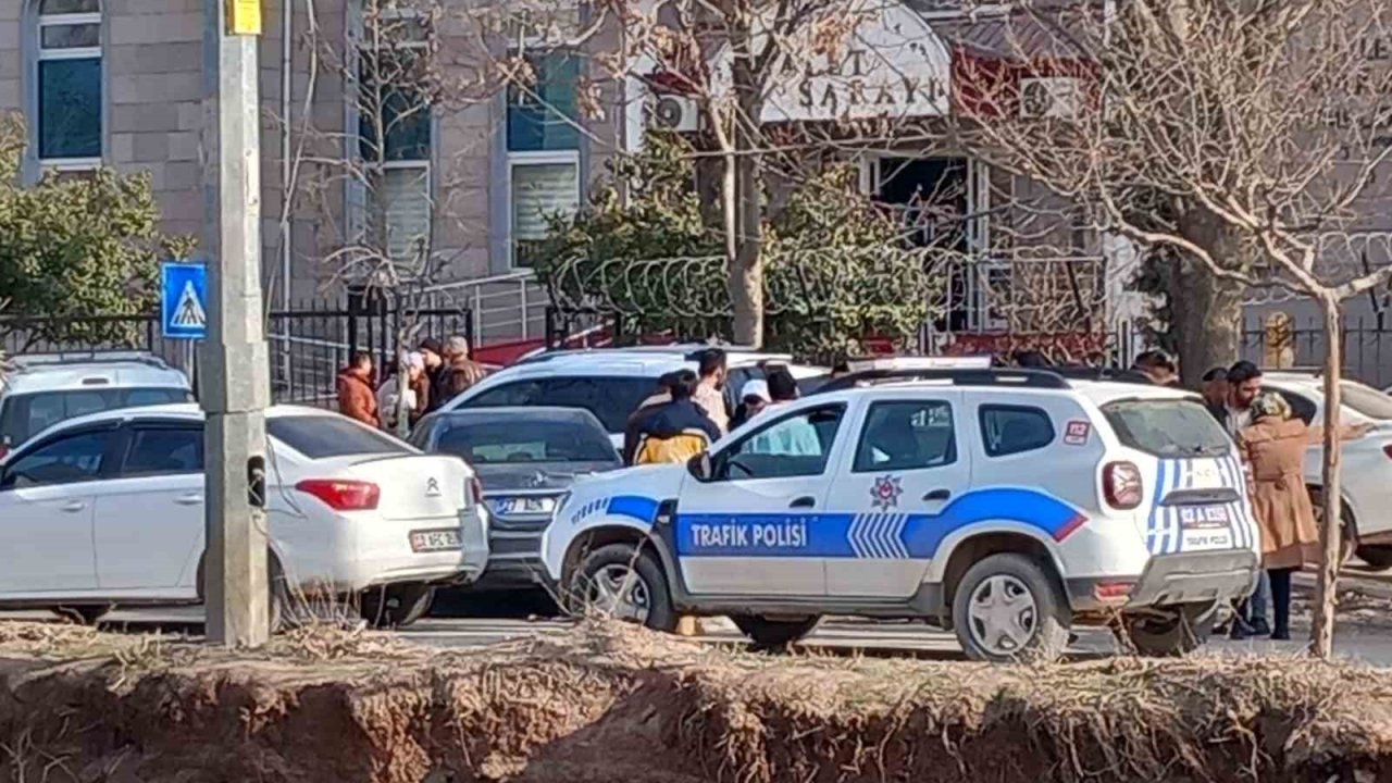 Motosiklet park halindeki otomobile çarptı: 2 yaralı