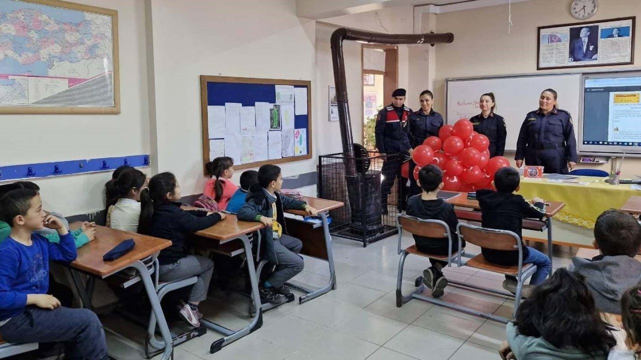 Öğrenciler, ’Güvenli okul güvenli gelecek’ projesi kapsamında bilgilendiriliyor