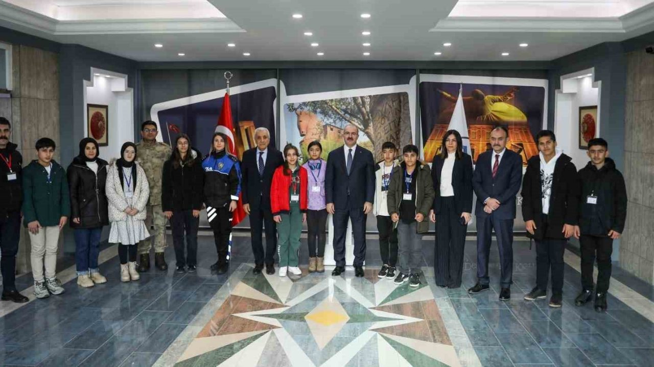 Şırnak’tan Çanakkale’ye geziye gelen öğrenciler Vali Ömer Toraman’ı ziyaret etti