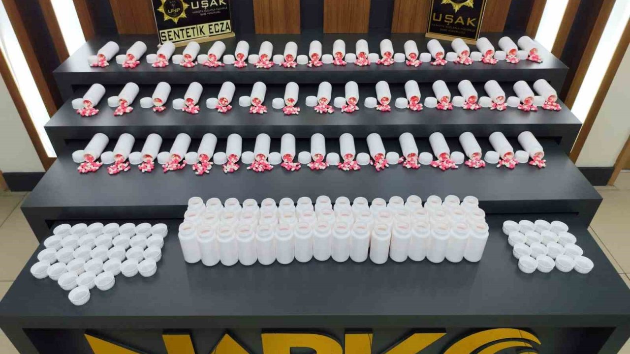 Uşak’ta otomobil içerisinde çok sayıda uyuşturucu ele geçirildi