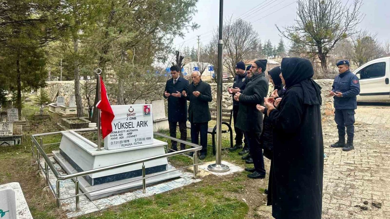 Hisarcık’ta şehit asker Arık, mezarı başında anıldı