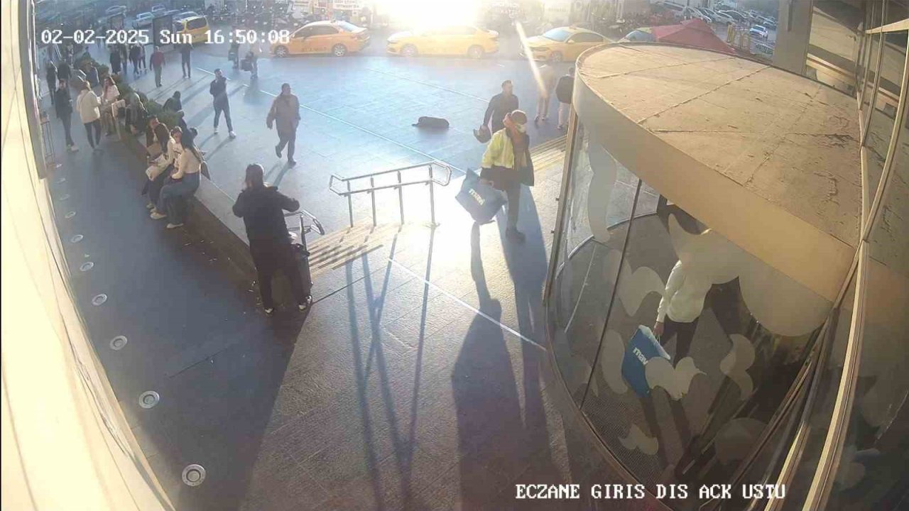 Adana’da AVM’nin havalandırma boşluğunda saklanan soyguncunun o anları güvenlik kameralarına yansıdı