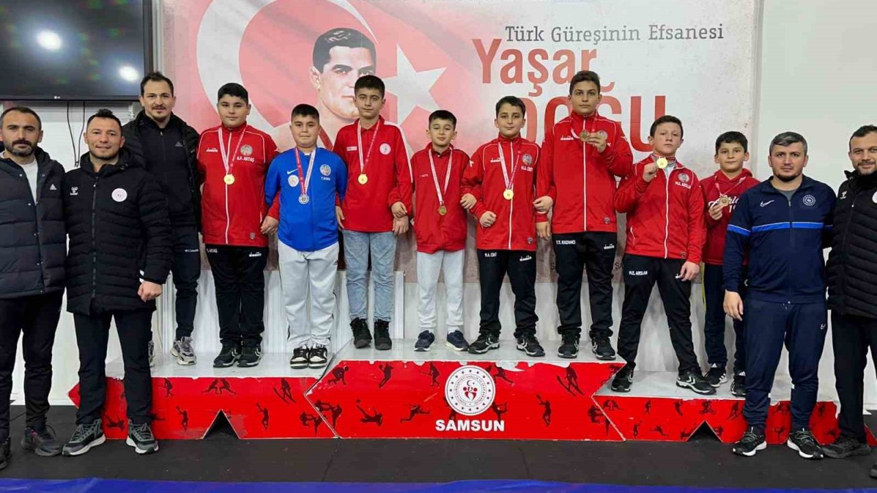 Kavaklı minik güreşçiler grekoromende ‘yıldız’ oldu