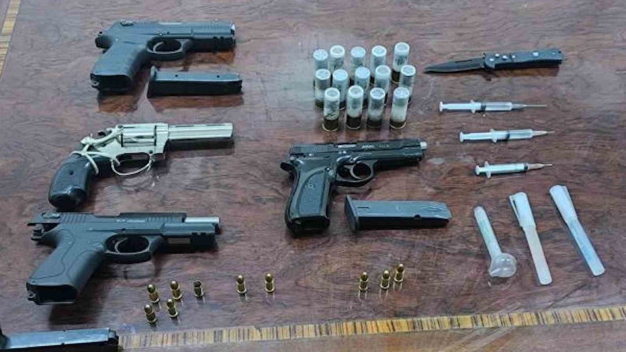 Silah ve uyuşturucu madde ile yakalanan 4 kişi gözaltına alındı