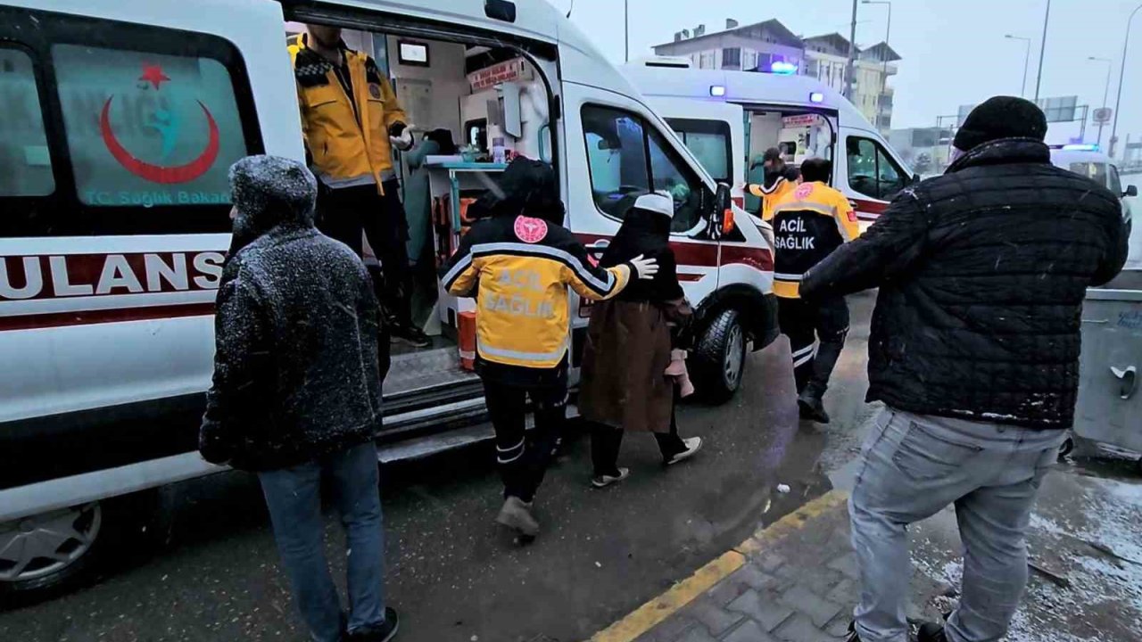 Aksaray’da minibüs ile otomobil çarpıştı: 4 yaralı