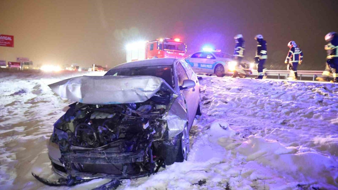 Minibüs, otomobil ve tır çarpıştı, sürücüler ölümden döndü