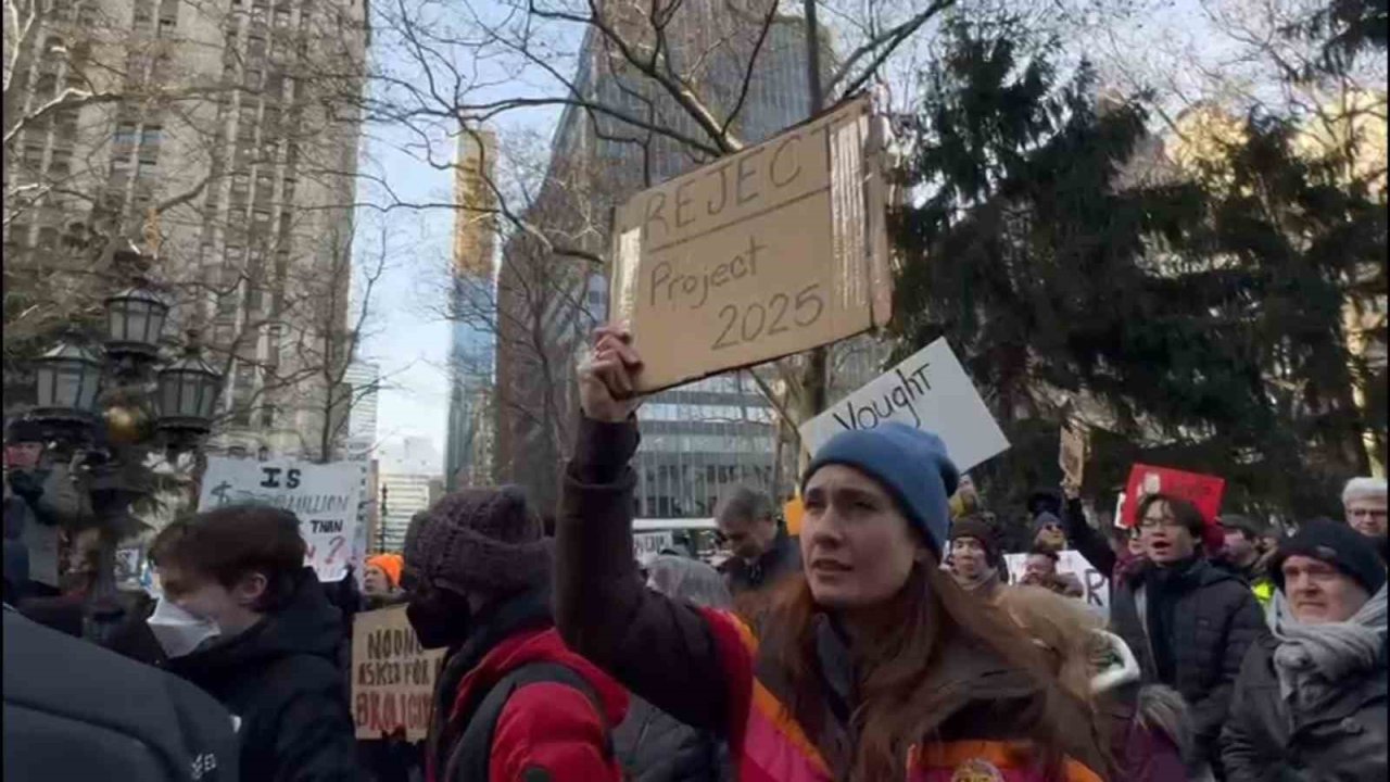 New York’ta binlerce kişi Trump yönetimi ve Elon Musk’a karşı protesto düzenledi