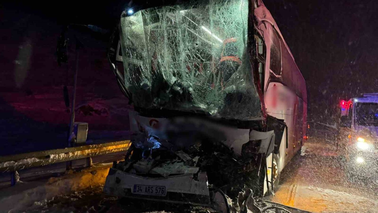 Sivas’ta yolcu otobüsü park halindeki tıra çarptı, 1’i ağır 13 kişi yaralandı