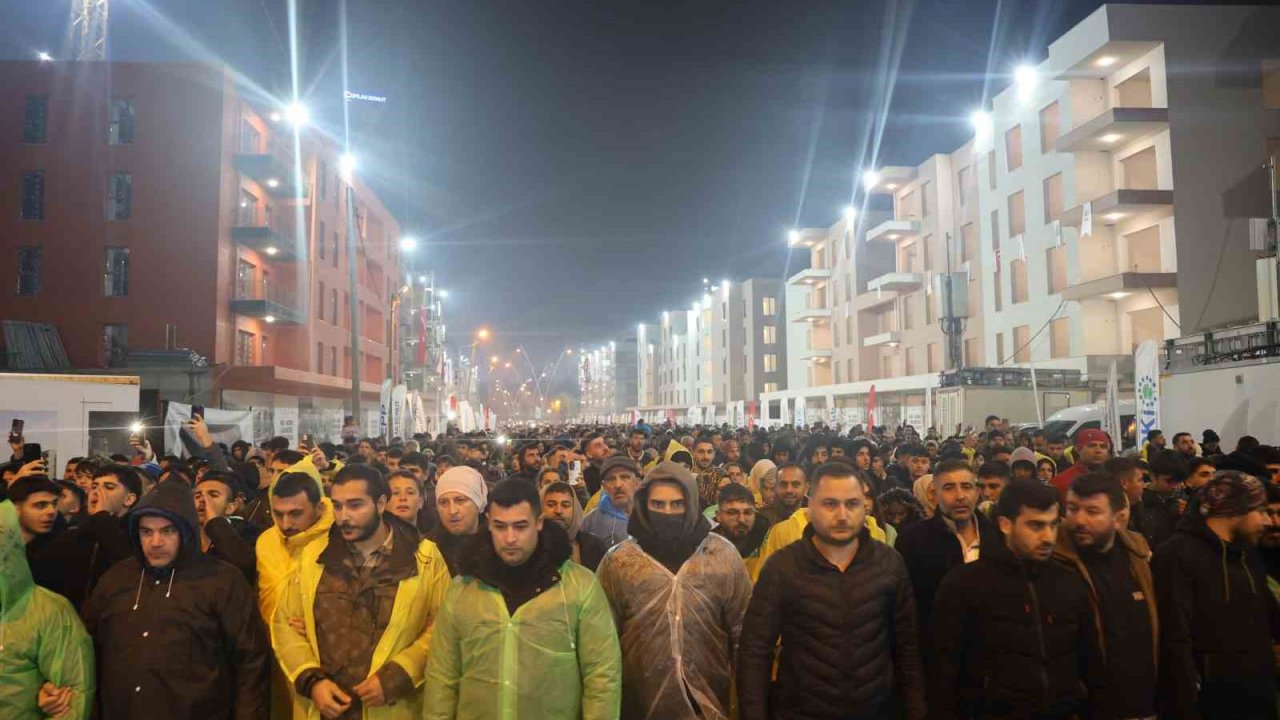 Asrın felaketinin 2’nci yıl dönümünde Hatay’da binlerce vatandaş sessiz yürüyüş gerçekleştirdi