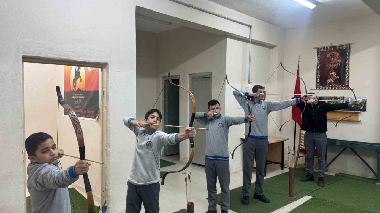 Bayburt’ta lise öğrencilerine okçuluk eğitimi verildi
