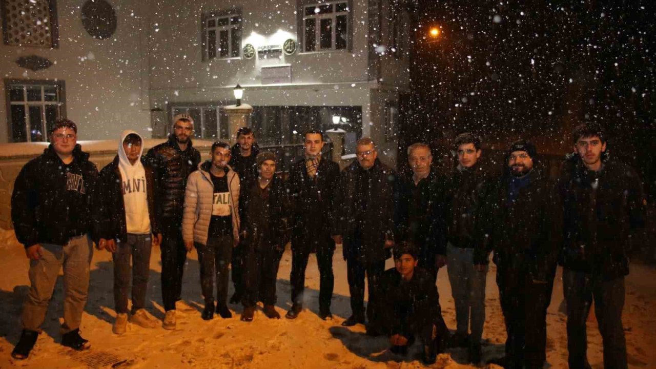 İlçenin yüksek köyüne gitti, yolları açık tuttu
