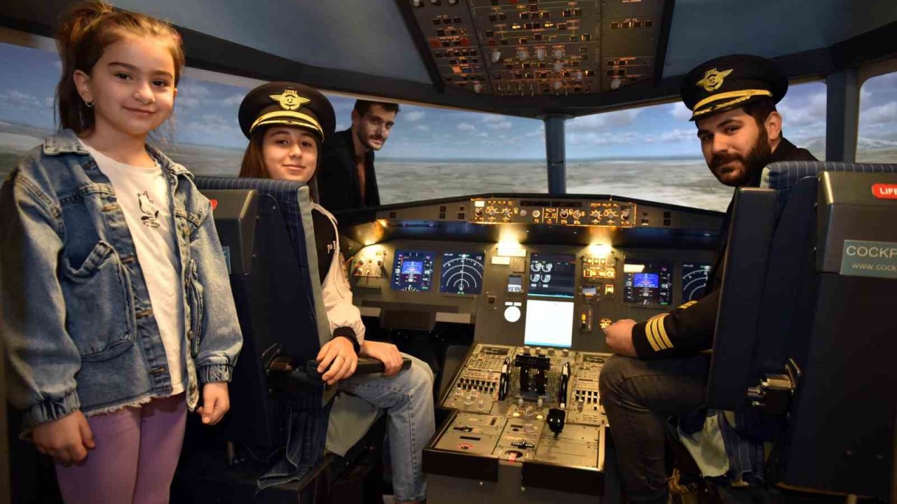 Kepez’de çocuklar simülasyonla yolcu uçağı kullandı