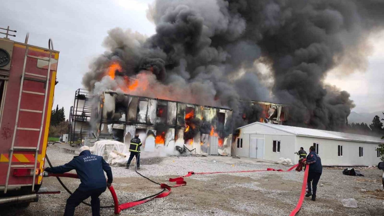Hatay’da konteyner yemekhane alevlere teslim oldu