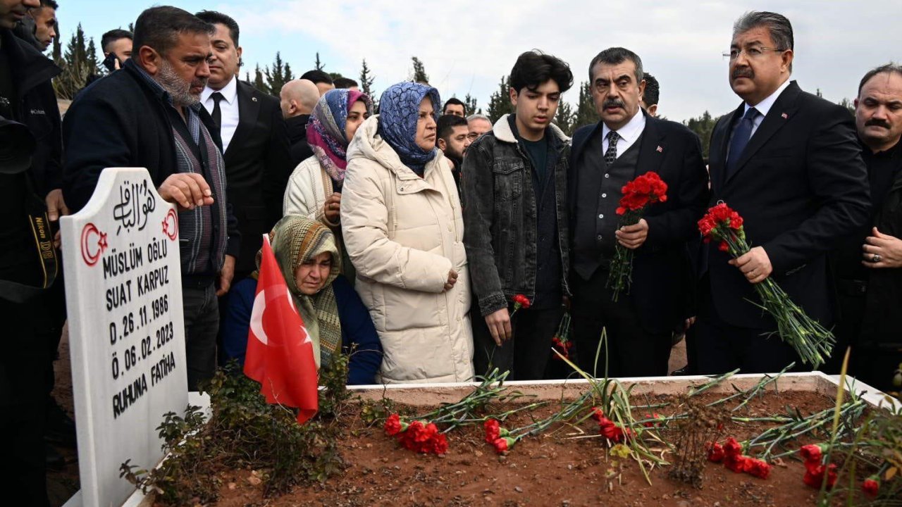 Bakan Tekin, Osmaniye’de deprem şehitliğini ziyaret etti