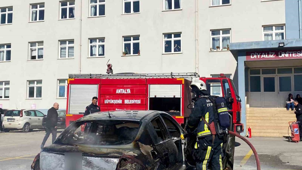 Hastane personelinin aracı alev alev yandı, başhekimden destek geldi