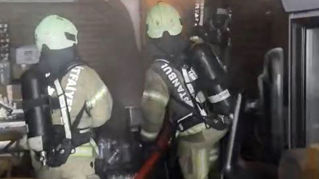 Eminönü’nde alev alev yanan restoranın içi görüntülendi