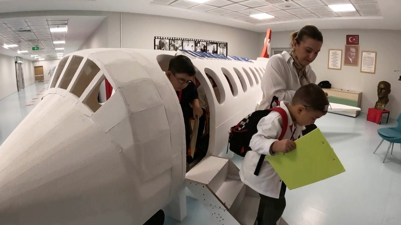 Minikler sağlık çalışanı oldu, dev maket uçakla deprem tatbikatı yaptı