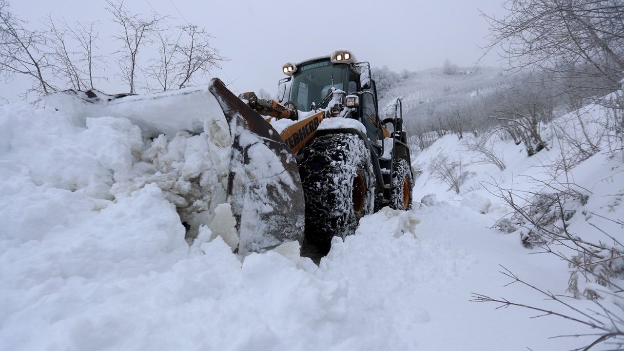 Sakarya’da kar sebebi ile kapanan 34 grup yolu ulaşıma açıldı