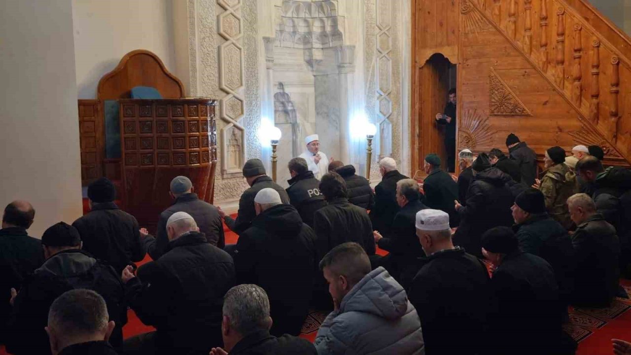 Depremde hayatını kaybedenler dualarla anıldı