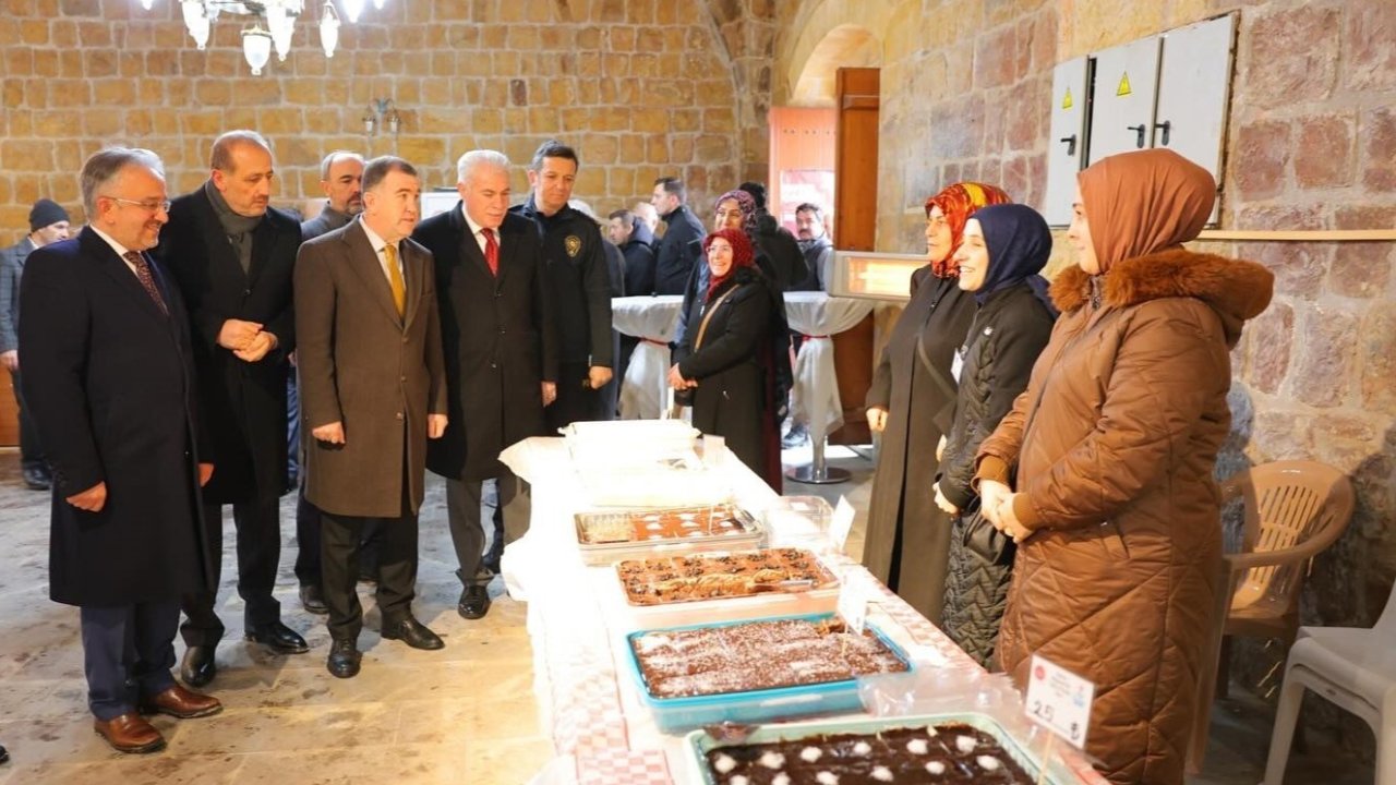 Depremzedelere yönelik Bayburt’ta açılan hayır çarşısına yoğun ilgi